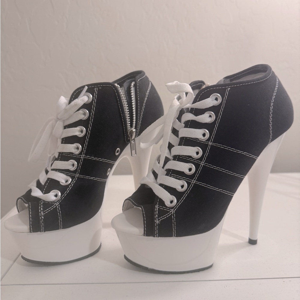 Pleaser Size 6 Delight 600SK-01 Sneaker 6” Heels. UV glow. Super Bowl Outfits!